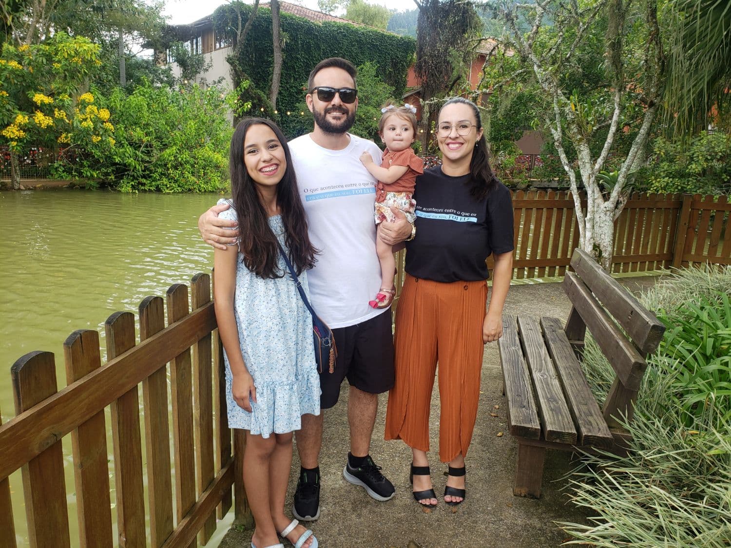 Ana Caroline, Ranieri com a pequena Sarah no colo e Joyce: a família por trás da Sareck Brasil